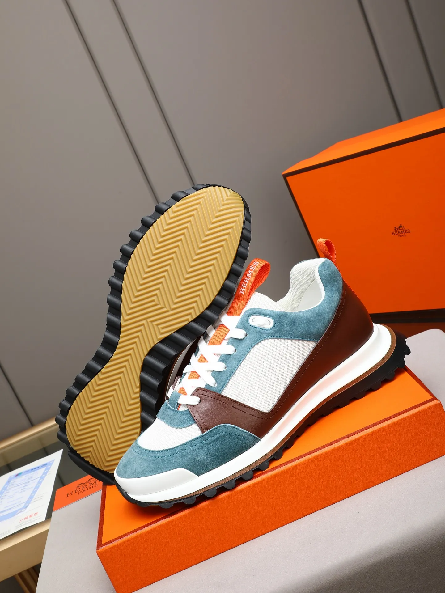 PP680【Hermes】fe new arrival~New Bouncing sneakers are the most comfortable shoes from Hermès. They are extremely light on the feet and look great. You won’t feel tired even when you go shopping and running around. 👍Very light and comfortable. Extremely light. Perfect for both sports and leisure. They feel great when you step on them! It’s up to you to choose, there’s always what you want~ ✔️Fabric: Imported first-layer cowhide ✔️Inner lining: Imported water-dyed cowhide ✔️Outsole: Seamless combination of IP+TPU (multi-color letters) German technology irradiation machine ✔️Code number: Male 38-44 (45 customized)